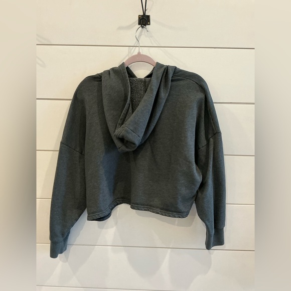 Under Armour Rival Fleece cropped hoodie w/ taped branding - Picture 3 of 3